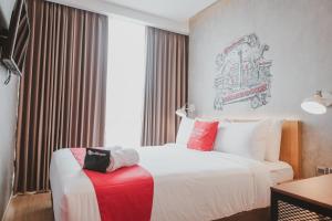 Ένα ή περισσότερα κρεβάτια σε δωμάτιο στο RedDoorz Plus @ Thamrin