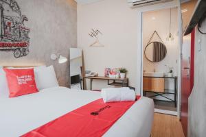 Ένα ή περισσότερα κρεβάτια σε δωμάτιο στο RedDoorz Plus @ Thamrin