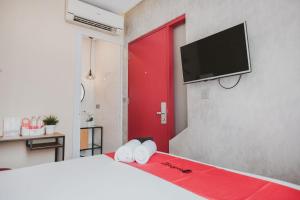 Μια τηλεόραση ή/και κέντρο ψυχαγωγίας στο RedDoorz Plus @ Thamrin