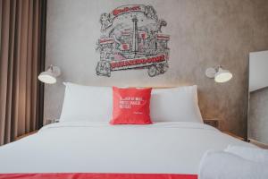 Ένα ή περισσότερα κρεβάτια σε δωμάτιο στο RedDoorz Plus @ Thamrin