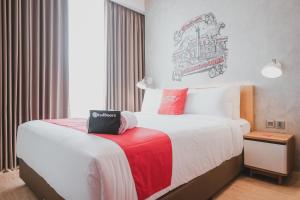 Ένα ή περισσότερα κρεβάτια σε δωμάτιο στο RedDoorz Plus @ Thamrin
