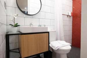 ジャカルタにあるRedDoorz Plus @ Thamrinの洗面台とトイレ付きのバスルーム +37枚の写真