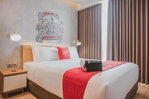 Ένα ή περισσότερα κρεβάτια σε δωμάτιο στο RedDoorz Plus @ Thamrin
