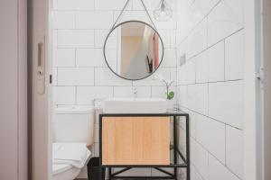 Ένα μπάνιο στο RedDoorz Plus @ Thamrin