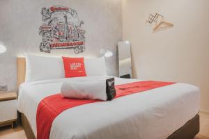 Ένα ή περισσότερα κρεβάτια σε δωμάτιο στο RedDoorz Plus @ Thamrin