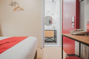 Ένα ή περισσότερα κρεβάτια σε δωμάτιο στο RedDoorz Plus @ Thamrin