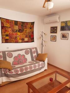 a living room with a couch and a painting on the wall at apartamento en Zona nudista in Vera