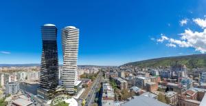 Blick auf eine Stadt mit einem hohen Gebäude in der Unterkunft City Dorm in Tbilisi City
