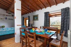 una sala da pranzo con tavolo e sedie in legno di Eva Suite, 50 mt from the beach a Viareggio