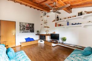 un soggiorno con divano e TV di Eva Suite, 50 mt from the beach a Viareggio