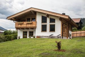 ブルック・アン・デア・グロースグロックナーシュトラーセにあるTauernwelt-Das AlpenNatur Chaletの木屋根の家