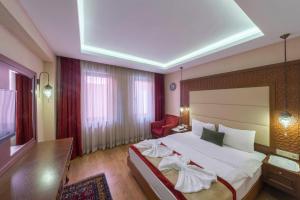 A bed or beds in a room at Lalinn Hotel