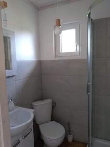A bathroom at Domki na górce
