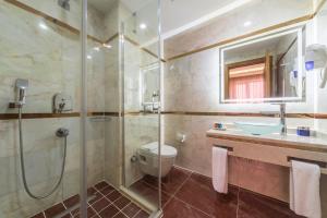A bathroom at Lalinn Hotel Még 37 kép