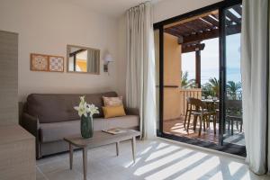 a living room with a couch and a table at Pierre & Vacances Resort Bonavista de Bonmont in Montroig