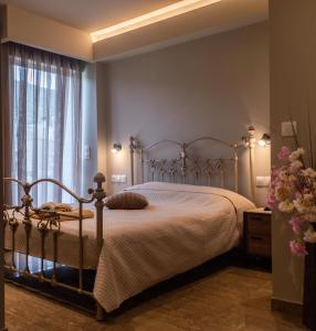 邁薩納的住宿－Maltezos Rooms，一间卧室设有一张床和一个窗口
