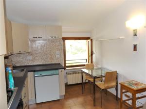eine Küche mit einem Tisch und einem Esszimmer in der Unterkunft Casa Puccini in Garda