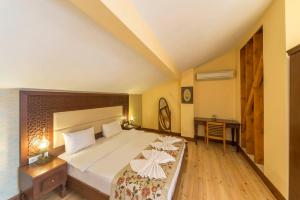 Postel nebo postele na pokoji v ubytování Lalinn Hotel