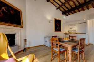A seating area at Casa Modelli