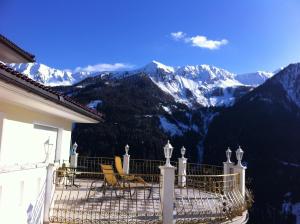 einen Balkon mit Stühlen und Bergblick in der Unterkunft Das Land-Palais - Your lovely Mountain Hideaway in Mühlwald