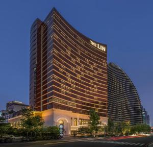 un grand bâtiment avec un panneau sur celui-ci dans l'établissement THE LIN Hotel, à Taichung