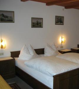 1 Schlafzimmer mit 2 Betten und weißen Kissen in der Unterkunft Appartements Bischof in Mellau