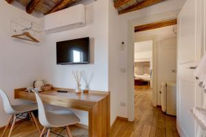 A television and/or entertainment centre at Casa Modelli