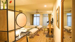 Sea Passion Hotel في كورور: غرفة فندقية بسريرين ومرآة