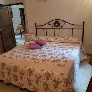 アルベロベッロにあるAlberobello Casa Vacanze - Pathos tra i Trulliのベッドルーム1室(枕2つ付)