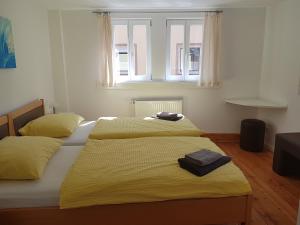2 camas en un dormitorio con sábanas amarillas en Ferienhaus Nr. 10 en Buergstadt