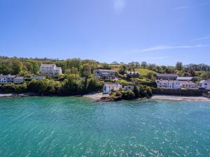 eine Luftansicht eines Hauses am Ufer eines Wasserkörpers in der Unterkunft Shearwater Self Catering in Union Hall