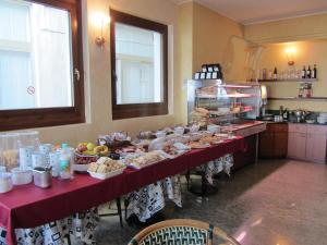 Gallery image of Hotel Roma in Garda