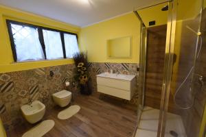 a bathroom with a toilet and a sink and a shower at Villa Campo dei Fiori in Casciago