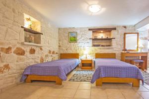 A bed or beds in a room at The Vivian - Luxury Stone Villa