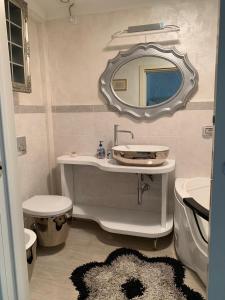 a bathroom with a sink, toilet and bathtub at Allegra Toscana - Affittacamere Guest house in Arezzo