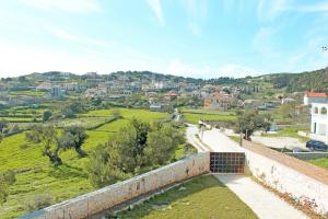 uma vista de uma cidade a partir de uma parede em The Vivian - Luxury Stone Villa em Ágios Nikólaos