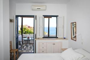 Кровать или кровати в номере Blue Dawn Kalymnos