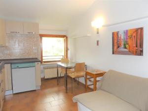 a living room with a couch and a table at Casa Puccini in Garda