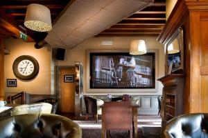 sala de estar con TV de pantalla plana grande en Dinn Rí Hotel, en Carlow