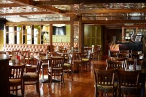 une salle à manger avec des tables et des chaises en bois dans l'établissement Dinn Rí Hotel, à Carlow