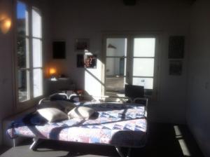 1 dormitorio con 1 cama en una habitación con ventanas en Firenze in collina con piscina en Bagno a Ripoli