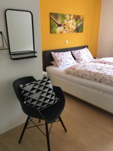 Postel nebo postele na pokoji v ubytování Claes Weinquartier - Appartements & Wein by Niko Schmitt