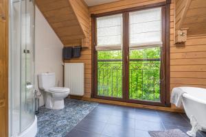 シンヤクにあるBird Valleyのバスルーム(トイレ、洗面台付)、窓が備わります。