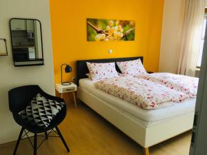 Postel nebo postele na pokoji v ubytování Claes Weinquartier - Appartements & Wein by Niko Schmitt