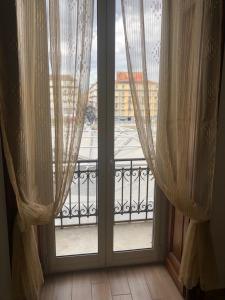 Camera con finestra, tende e balcone. di La Casa Di Fafa a Napoli