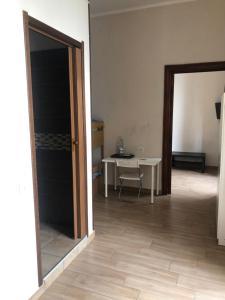 una porta aperta per una camera con tavolo di La Casa Di Fafa a Napoli