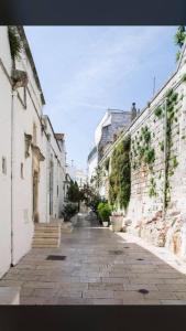 オストゥーニにあるCASA ENZAの白い建物のある旧市街の路地