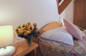 Albergo Diffuso Ravasclettoにあるベッド