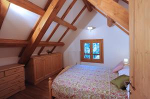 Albergo Diffuso Ravasclettoにあるベッド
