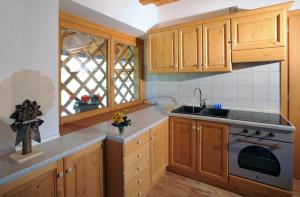 Albergo Diffuso Ravasclettoにあるキッチンまたは簡易キッチン